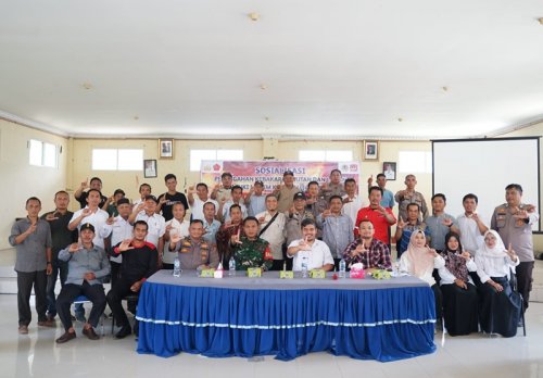 Peserta sosialisasi berpoto bersama setelah sosialisasi Pencehagan Karhutla di Kantor Camat Peranap (29/07).