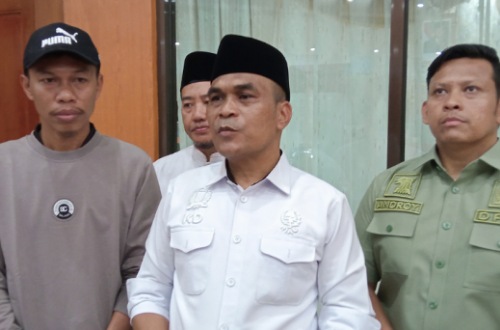 Ketua DPRD Riau, Kaderismanto (tengah).(foto: barkah/halloriau.com)